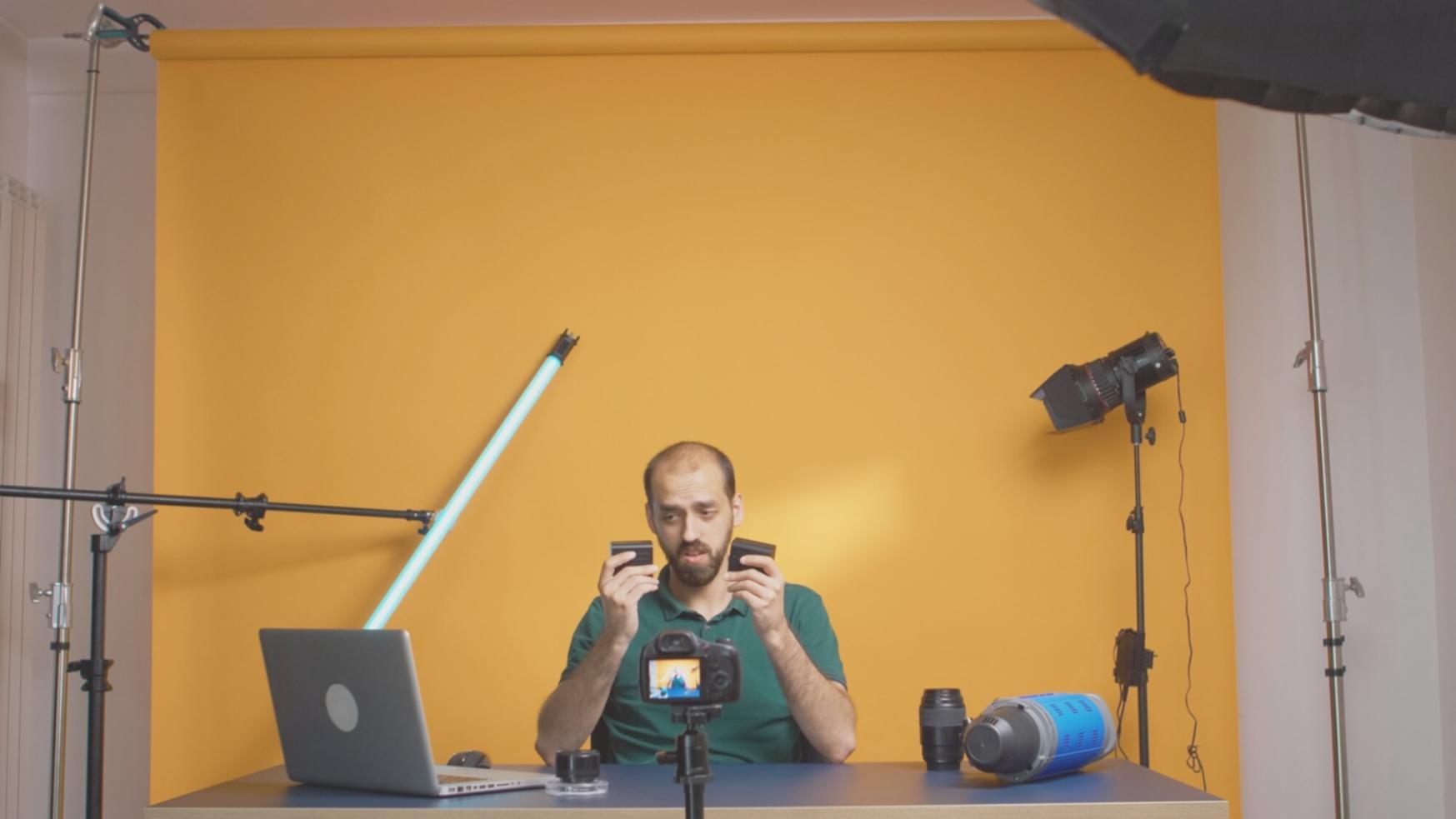 Professionista al lavoro su software di color grading con monitor calibrato