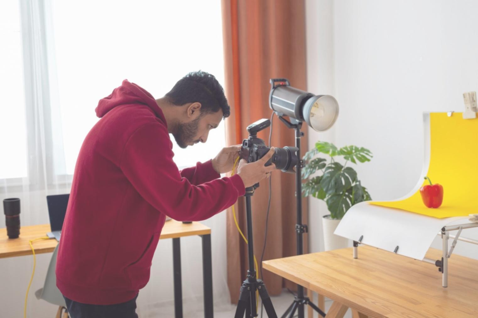 Postazione professionale di color grading con monitor calibrati e software specializzati per la correzione colore video